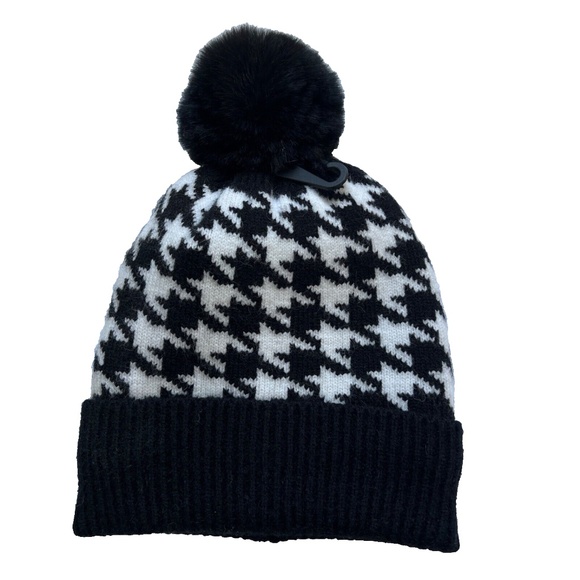 Suzy Shier Beanie Toque Black & White Herringbone Knit Fluffy Pom Pom New NWT - Picture 1 of 6